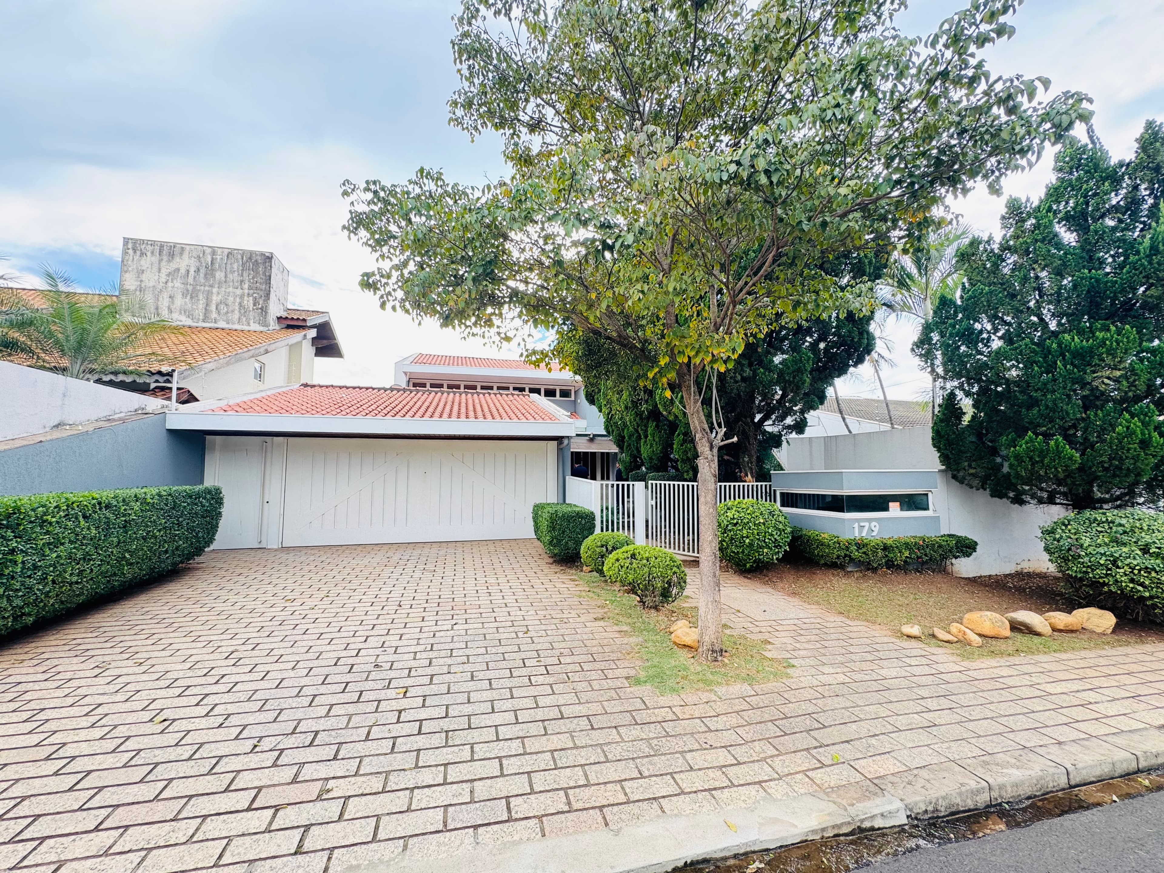 Casa para venda, 437m², com 3 dormitórios - Jardim Tropical, Marília